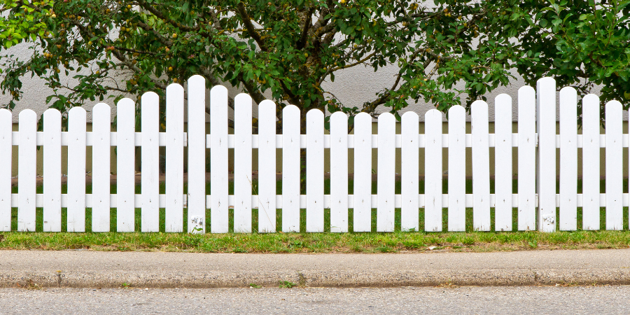 Montaż skrzynki na listy na ogrodzeniu – jak się do niego zabrać?